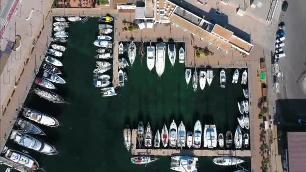 ヨットの空中ビューと湾の美しい景色 — ストック動画