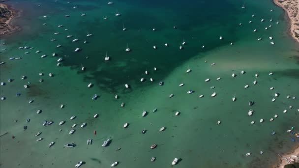 Piękny widok na zatokę z jachtem widok z lotu ptaka — Wideo stockowe