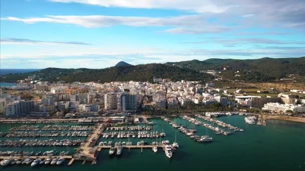 Hermosa vista de la bahía con yates vista aérea — Vídeos de Stock