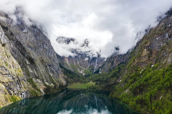 Malebné horské Panorama se zelenými loukami a idylickou tyrkysovou jezerní Oberer — Stock fotografie