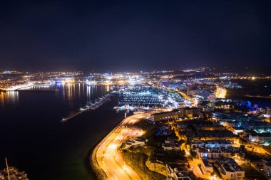 Gece şehir limanının havadan görünümü.
