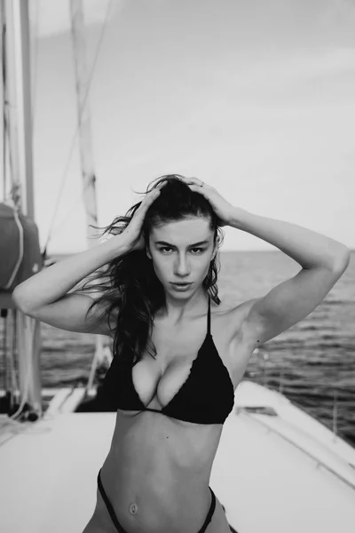 Mode photo en plein air de belle jeune femme posant sur un yacht — Photo