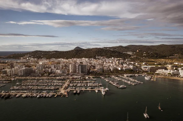 Paisaje con embarcaciones en bahía marina, mar, edificios en ciudad . — Foto de Stock