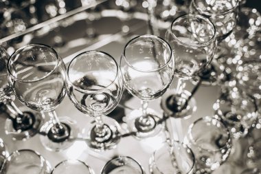 Şarap kadehlerinden yapılmış güzel bir avize.