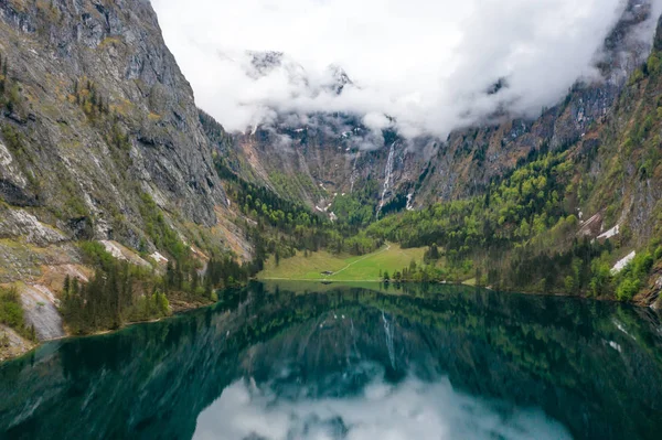 Malebné horské Panorama se zelenými loukami a idylickou tyrkysovou jezerní Oberer — Stock fotografie