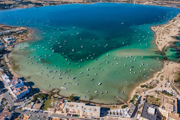 Piękna turkusowa zatoka w Formentera, widok z lotu ptaka. — Zdjęcie stockowe