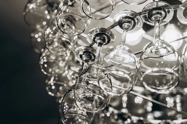 Bellissimo lampadario realizzato con bicchieri di vino — Foto Stock