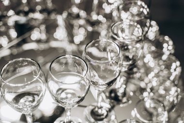 Şarap kadehlerinden yapılmış güzel bir avize.