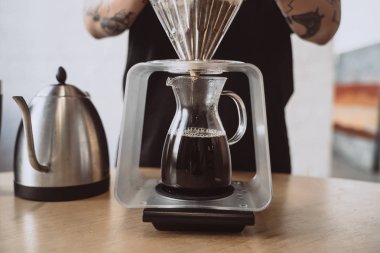El demlenmiş kahve yapma bir barista yakın.