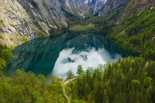 Escénico panorama de montaña con prados verdes e idílico Lago Oberer de color turquesa — Foto de Stock