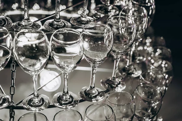 Prachtige kroonluchter gemaakt met glazen wijn — Stockfoto