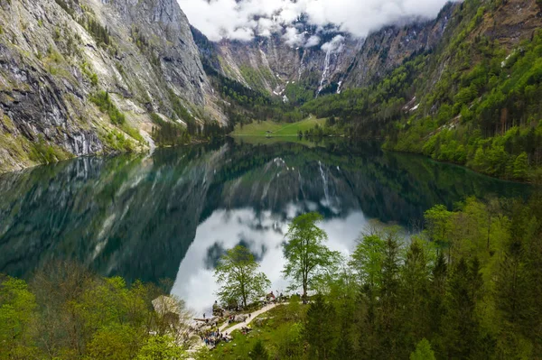 Yeşil çayırları ve pastoral turkuaz Gölü Oberer ile doğal dağ panoraması — Stok fotoğraf