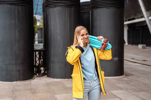 Belle fille appelle par téléphone, heureux souriant parler sur smartphone . — Photo