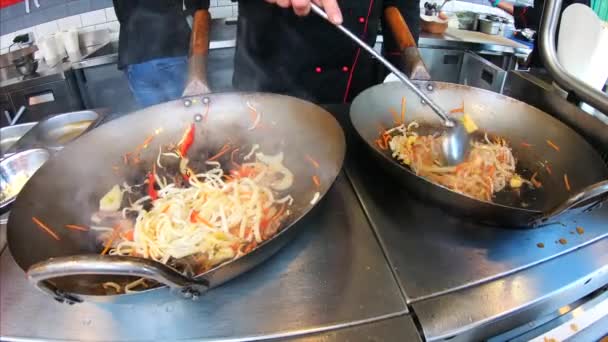 Μαγείρεμα και ανάμειξη κρέατος, λαχανικών και νουντλς στο τηγάνι — Αρχείο Βίντεο