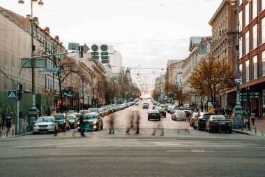 KIEV, UKRAINE - 14 Nisan 2019: Kiev sokaklarının gece görüşü. Şehir yaygarası. Bogdan Khmelnitsky Caddesi