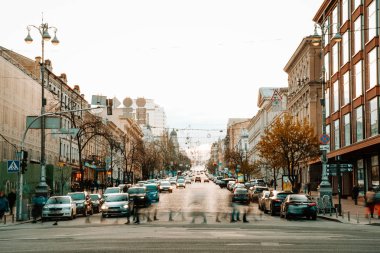 KIEV, UKRAINE - 14 Nisan 2019: Kiev sokaklarının gece görüşü. Şehir yaygarası. Bogdan Khmelnitsky Caddesi