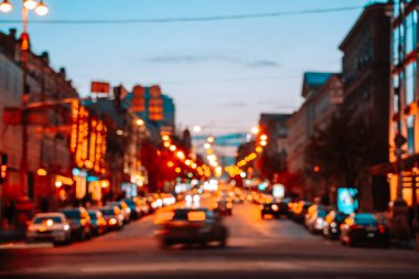 KIEV, UKRAINE - 14 Nisan 2019: Kiev sokaklarının gece görüşü. Şehir yaygarası. Bogdan Khmelnitsky Caddesi