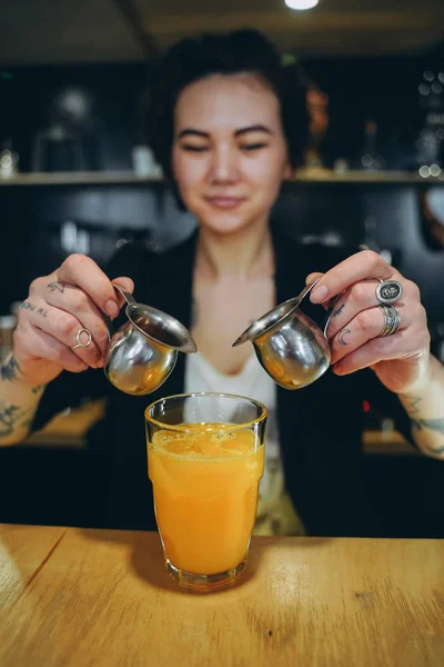 KIEV, UCRANIA - 14 DE ABRIL DE 2019 Una chica hace un cóctel de café naranja — Foto de Stock