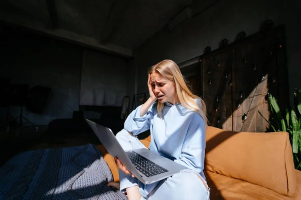 Sorridente donna attraente sdraiata sul letto utilizzando il computer portatile — Foto Stock