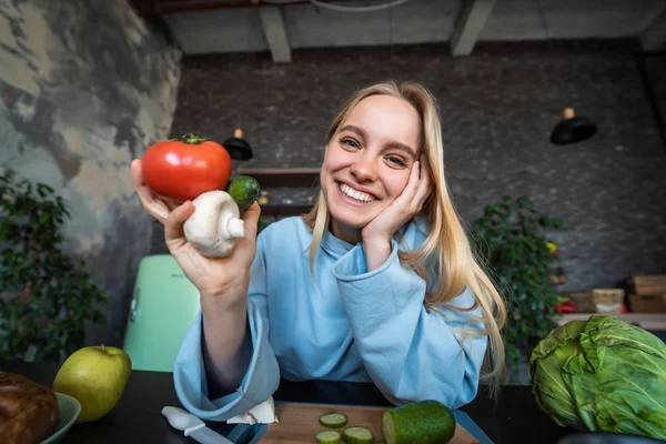 Belle jeune fille posant dans la cuisine — Photo