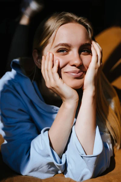 Beautiful young girl lying on the bed — Stock Photo, Image