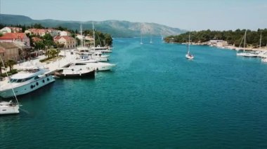 Koyda beyaz lüks yatyukarıdan havadan üst görünümü.