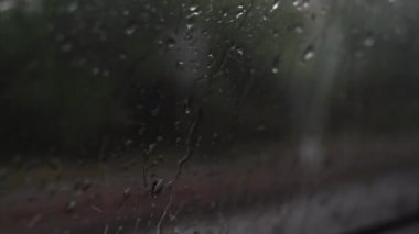 Trafik görüntülerinde araç camına yağmur damlası.