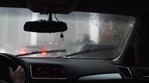 Trafik görüntülerinde araç camına yağmur damlası. — Stok video