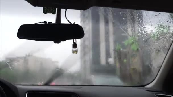 Gota de lluvia sobre el vidrio del coche en las imágenes del tráfico . — Vídeo de stock