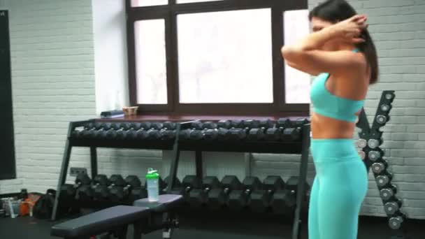 Молодая взрослая девушка делает силовые упражнения в спортзале — стоковое видео