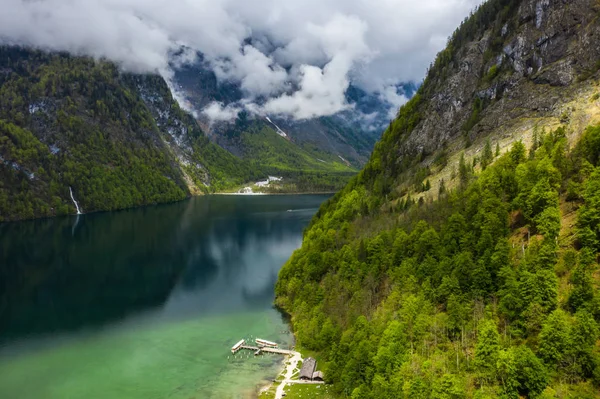 Malebné horské Panorama se zelenými loukami a idylickou tyrkysovou jezerní Oberer — Stock fotografie