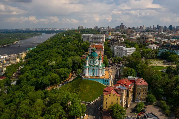 Vue aérienne du sommet de l'église Saint Andrews d'en haut — Photo