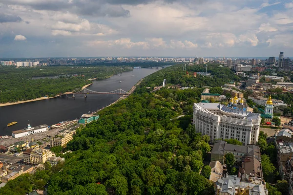 Vista del terrapieno del Dnieper, stazione fluviale — Foto Stock