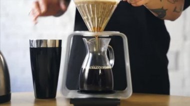 Alternatif kahve, kahve yavaş yavaş filtre den akar.