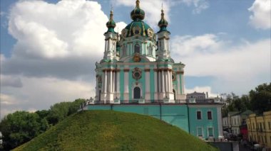 Famouse Kiev Ukrayna St Andrews Kilisesi . Yukarıdan görüntüleyin. havadan video görüntüleri.