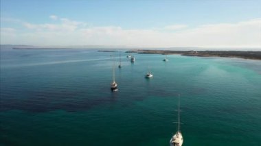 Yatlar havadan manzaralı koy güzel görünümü