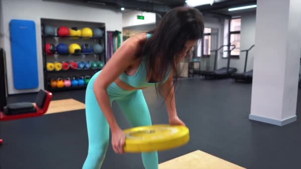 Genç yetişkin kız spor salonunda güç egzersizleri yapıyor. — Stok video