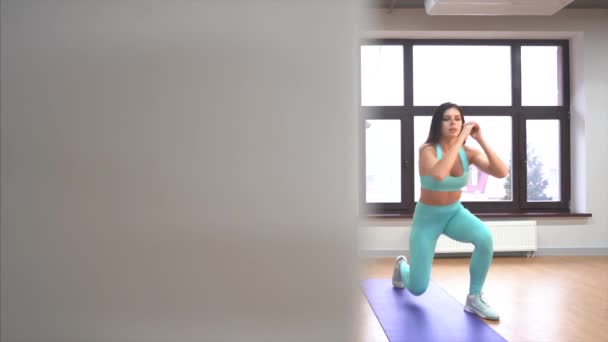 Spor salonunda egzersiz yapan genç bir kız. — Stok video