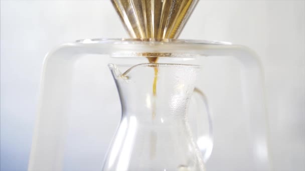 Alternatieve koffie, koffie stroomt geleidelijk door het filter. — Stockvideo
