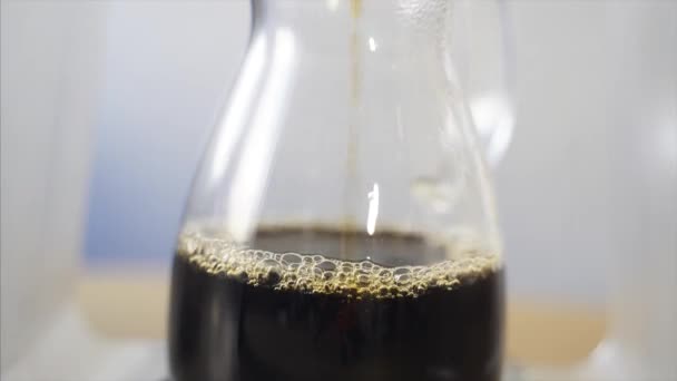 Alternativt kaffe, rinner kaffet successivt genom filtret. — Stockvideo