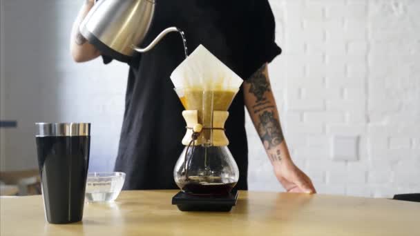 Nahaufnahme eines Baristas, der handgebrühten Kaffee zubereitet. — Stockvideo