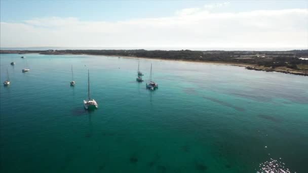 Vacker utsikt över bukten med yachter antenn utsikt — Stockvideo