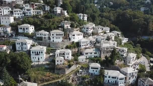 Casas griegas en la ladera, vista aérea — Vídeos de Stock