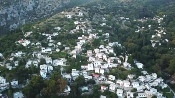 Casas griegas en la ladera, vista aérea — Vídeos de Stock