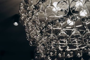 Şarap kadehlerinden yapılmış güzel bir avize.