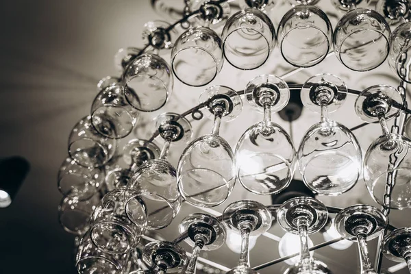 Bellissimo lampadario realizzato con bicchieri di vino — Foto Stock