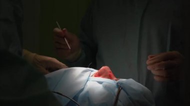 Cerrah ve burnuna estetik ameliyat asistanı