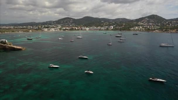 Belle vue sur la baie avec des yachts vue aérienne — Video