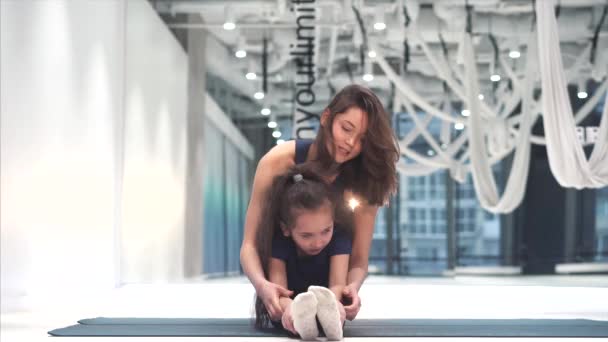 Mom and daughter do stretching before exercise — Stock Video