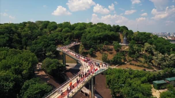 KIEV, UCRANIA - 27 DE MAYO DE 2019: Multitud de personas en el nuevo puente peatonal de bicicletas . — Vídeos de Stock
